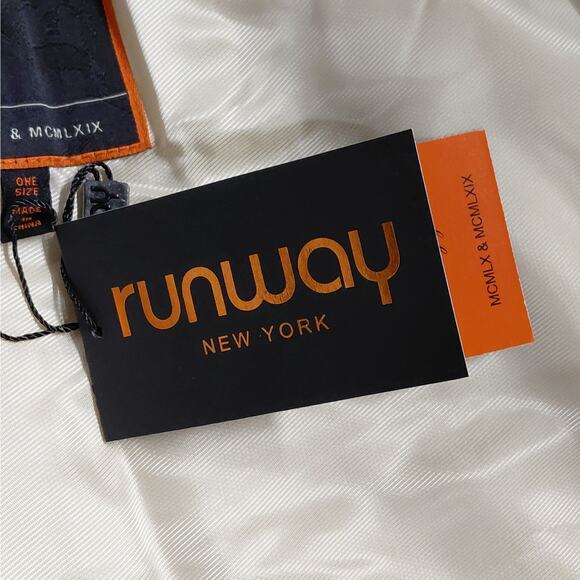 Runway - Picture 9 of 12